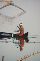 Pêcheur dans les backwaters.. © Philip Plisson / Plisson La Trinité / AA12589 - Nos reportages photos - La petite pêche au Kerala, Inde du sud