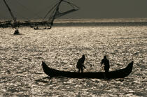 Fishing in Cochin. © Philip Plisson / Plisson La Trinité / AA12600 - Photo Galleries - Chinese nets