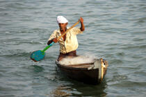 Pêcheur à Cochin. © Philip Plisson / Plisson La Trinité / AA12606 - Nos reportages photos - Kerala