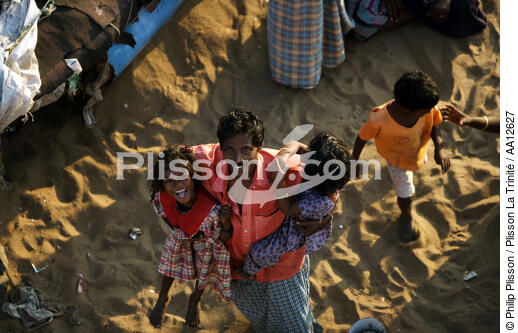 Indous sur la plage de Kollam. - © Philip Plisson / Plisson La Trinité / AA12627 - Nos reportages photos - Homme