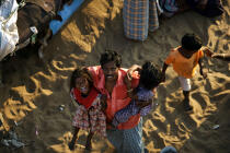 Indous sur la plage de Kollam. © Philip Plisson / Plisson La Trinité / AA12627 - Nos reportages photos - Etats [Inde]
