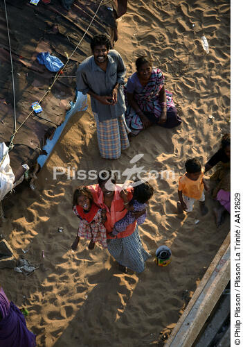 Hindous sur la plage de Kollam. - © Philip Plisson / Plisson La Trinité / AA12629 - Nos reportages photos - La petite pêche au Kerala, Inde du sud