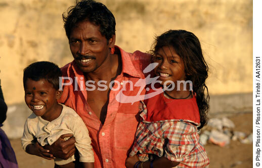 Hindous sur la plage de Kollam. - © Philip Plisson / Plisson La Trinité / AA12631 - Nos reportages photos - Homme