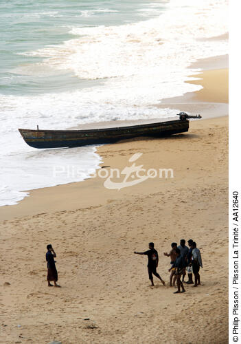 Sur la plage de Vilinjan. - © Philip Plisson / Plisson La Trinité / AA12640 - Nos reportages photos - La petite pêche au Kerala, Inde du sud