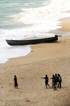 Sur la plage de Vilinjan. © Philip Plisson / Plisson La Trinité / AA12640 - Nos reportages photos - La petite pêche au Kerala, Inde du sud