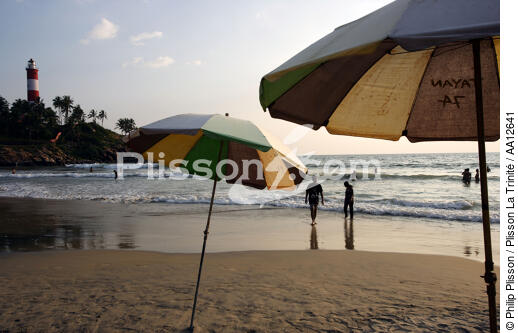 Sur la plage de Kovallam. - © Philip Plisson / Plisson La Trinité / AA12641 - Nos reportages photos - Loisir