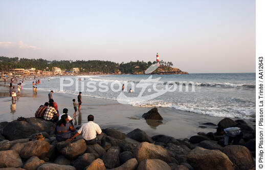 Sur la plage de Kovallam. - © Philip Plisson / Plisson La Trinité / AA12643 - Nos reportages photos - La petite pêche au Kerala, Inde du sud