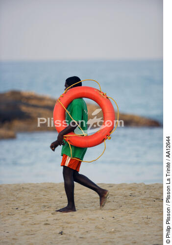 Sur la plage de Kovallam. - © Philip Plisson / Plisson La Trinité / AA12644 - Nos reportages photos - Bouée