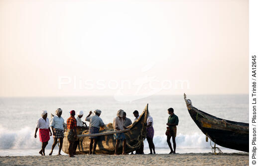 Sur la plage de Kovallam. - © Philip Plisson / Plisson La Trinité / AA12645 - Nos reportages photos - Homme