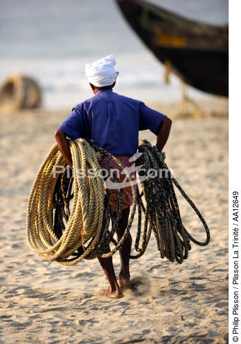 Sur la plage de Kovallam. - © Philip Plisson / Plisson La Trinité / AA12649 - Nos reportages photos - La petite pêche au Kerala, Inde du sud