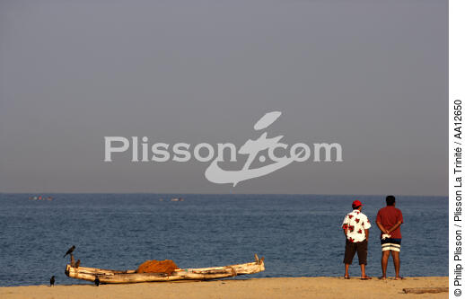 Sur la plage de Kovallam. - © Philip Plisson / Plisson La Trinité / AA12650 - Nos reportages photos - La petite pêche au Kerala, Inde du sud