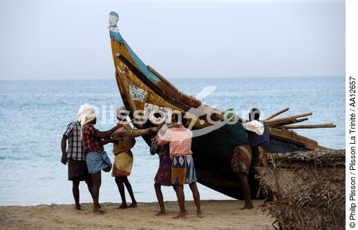 Sur la plage de Kovallam.. - © Philip Plisson / Plisson La Trinité / AA12657 - Nos reportages photos - Homme