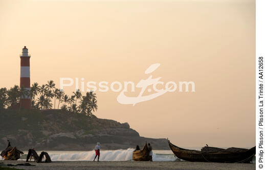 Sur la plage de Kovallam.. - © Philip Plisson / Plisson La Trinité / AA12658 - Nos reportages photos - Homme