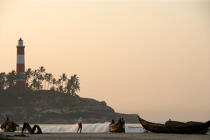 Sur la plage de Kovallam.. © Philip Plisson / Plisson La Trinité / AA12658 - Nos reportages photos - La petite pêche au Kerala, Inde du sud