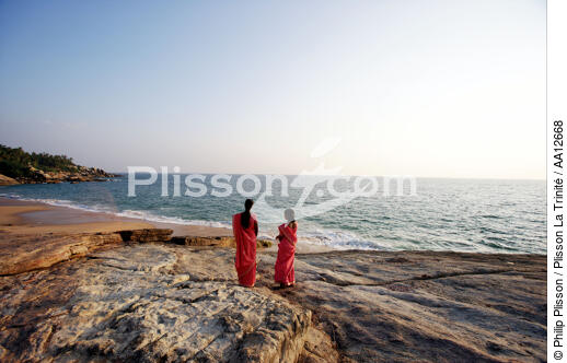 Sur la plage de Vilinjan. - © Philip Plisson / Plisson La Trinité / AA12668 - Nos reportages photos - La petite pêche au Kerala, Inde du sud