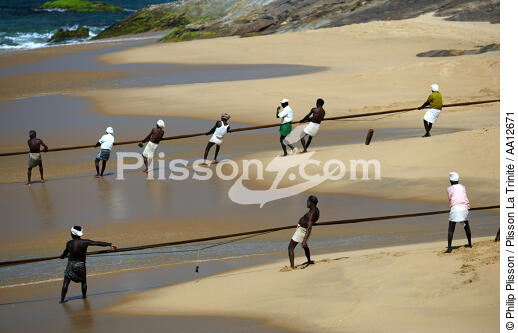 On the beach of Vilinjan. - © Philip Plisson / Plisson La Trinité / AA12671 - Photo Galleries - Fishing with a seine 