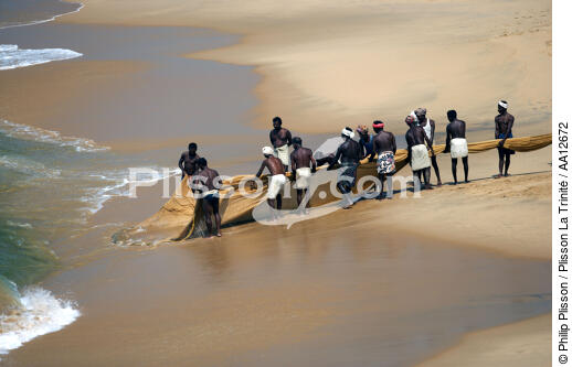 Sur la plage de Vilinjan. - © Philip Plisson / Plisson La Trinité / AA12672 - Nos reportages photos - Pêcheur