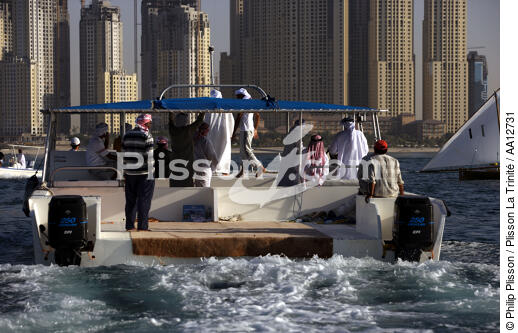 Regatta boutre in front of Dubai. - © Philip Plisson / Plisson La Trinité / AA12731 - Photo Galleries - Speedboat