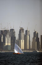 Régate de boutre devant Dubai. © Philip Plisson / Plisson La Trinité / AA12737 - Nos reportages photos - Dubai