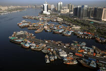Caboteurs dans le port de Dubai. © Philip Plisson / Plisson La Trinité / AA12751 - Nos reportages photos - Immeuble