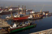 Chantier naval dans le port de Dubai. © Philip Plisson / Plisson La Trinité / AA12752 - Nos reportages photos - Réparation navale