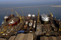 Shipyards in the port of Dubai. © Philip Plisson / Plisson La Trinité / AA12754 - Photo Galleries - Naval repairs