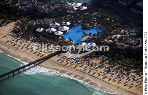Beach in Dubai. - © Philip Plisson / Plisson La Trinité / AA12777 - Photo Galleries - Parasol