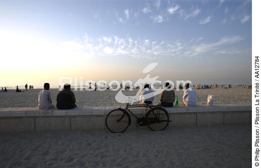 Sur la plage à Dubai. - © Philip Plisson / Plisson La Trinité / AA12784 - Nos reportages photos - Vélo