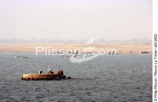 Sur le canal de Suez. - © Philip Plisson / Plisson La Trinité / AA12822 - Nos reportages photos - Egypte