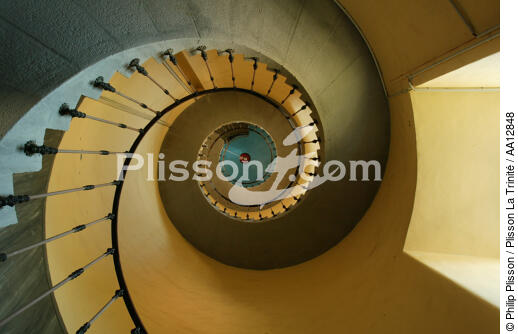 The staircase of the headlight of Alistro in Corsica. - © Philip Plisson / Plisson La Trinité / AA12848 - Photo Galleries - Staircase