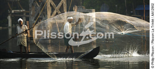 Pêche dans les Backwater. - © Philip Plisson / Plisson La Trinité / AA12902 - Nos reportages photos - La petite pêche au Kerala, Inde du sud