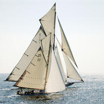 Alongside. © Philip Plisson / Plisson La Trinité / AA12904 - Photo Galleries - J Class yacht
