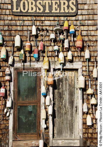Bouées de casiers. - © Philip Plisson / Plisson La Trinité / AA13001 - Nos reportages photos - Bouée