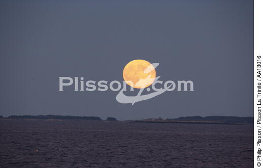 Lune rousse - © Philip Plisson / Plisson La Trinité / AA13016 - Nos reportages photos - Pleine lune