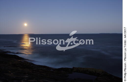 April moon - © Philip Plisson / Plisson La Trinité / AA13017 - Photo Galleries - Moon
