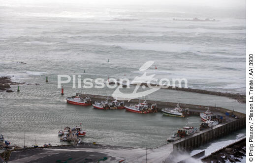 Bateaux de pêche à l'abri dans le port de St Guénolé. - © Philip Plisson / Plisson La Trinité / AA13930 - Nos reportages photos - Jetée