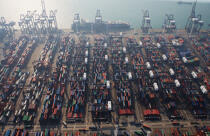 Terminal de porte conteneurs dans le port de Kowloon. © Philip Plisson / Plisson La Trinité / AA14000 - Nos reportages photos - Le CMA CGM Marco Polo