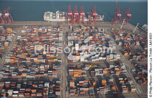 Containership terminal in the port of Kowloon - © Philip Plisson / Plisson La Trinité / AA14001 - Photo Galleries - CMA CGM Marco Polo