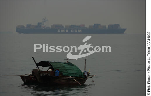 Containership in front of Hong Kong. - © Philip Plisson / Plisson La Trinité / AA14002 - Photo Galleries - Mist