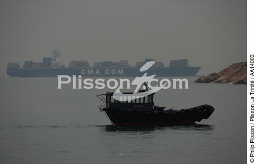 Containership in front of Hong Kong. - © Philip Plisson / Plisson La Trinité / AA14003 - Photo Galleries - Sampan