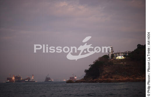 Containership in front of Hong Kong. - © Philip Plisson / Plisson La Trinité / AA14004 - Photo Galleries - CMA CGM Marco Polo