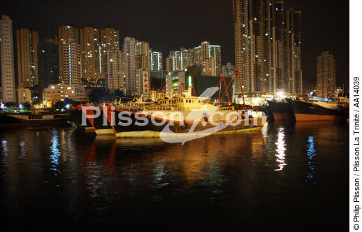 In the port of Aberdeen in Hong Kong.. - © Philip Plisson / Plisson La Trinité / AA14039 - Photo Galleries - Sky-scraper