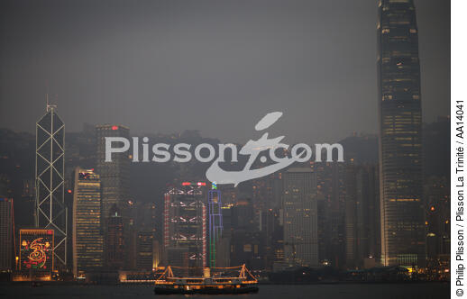 Hong Kong by night. - © Philip Plisson / Plisson La Trinité / AA14041 - Nos reportages photos - Immeuble