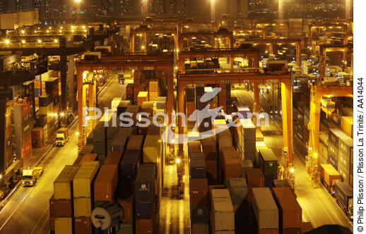 Terminal de porte conteneur à Kowloon. - © Philip Plisson / Plisson La Trinité / AA14044 - Nos reportages photos - Porte-conteneurs