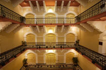 Hotel à Bombay. © Philip Plisson / Plisson La Trinité / AA14073 - Nos reportages photos - Escalier