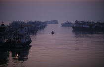 Dans le port de Bombay. © Philip Plisson / Plisson La Trinité / AA14081 - Nos reportages photos - Ville [Maharashtra]
