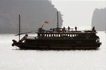Jonque in bay of Ha Long © Philip Plisson / Plisson La Trinité / AA14138 - Photo Galleries - Along Bay, Vietnam