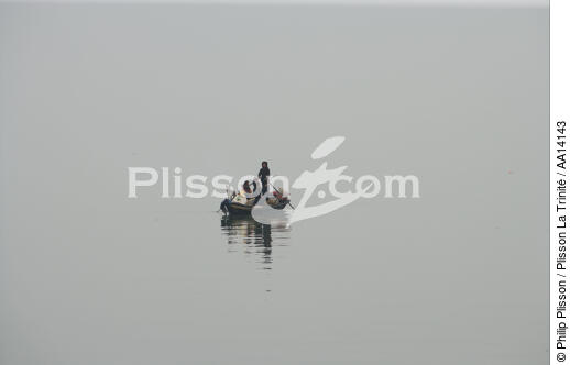 Dans la baie d'Ha Long. - © Philip Plisson / Plisson La Trinité / AA14143 - Nos reportages photos - Vietnam