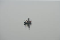 Dans la baie d'Ha Long. © Philip Plisson / Plisson La Trinité / AA14143 - Nos reportages photos - Barque