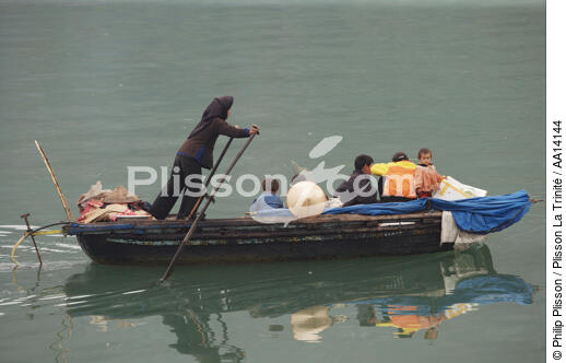 In bay of Ha Long. - © Philip Plisson / Plisson La Trinité / AA14144 - Photo Galleries - Site of interest [Vietnam]